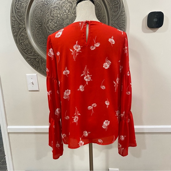 B Collection by Bobeau red blouse with white floral print - Size M - Picture 5 of 6